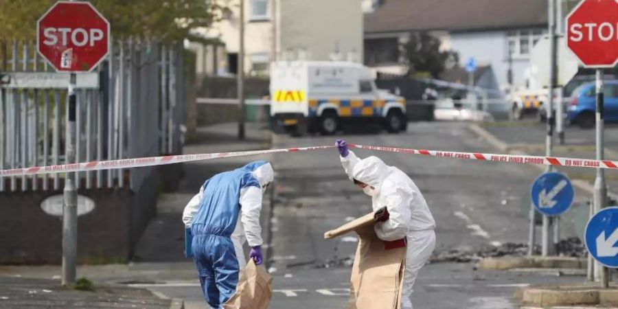 Mitarbeiter der Spurensicherung arbeiten am Tatort in Londonderry. Foto: Brian Lawless/PA Wire