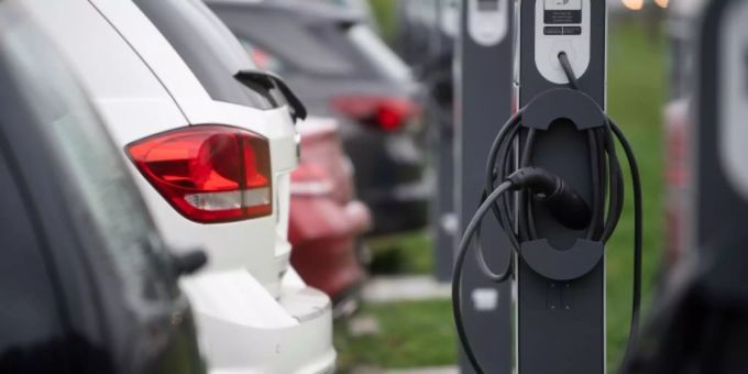 Ladestation für ein Elektroauto. Elektroauto