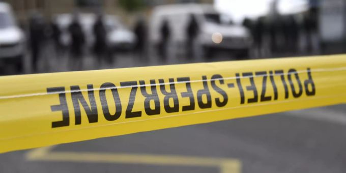 In Spreitenbach, AG wurde bei einem Grosseinsatz ein Quartier abgesichert. grosseinsatz mehrfamilienhaus