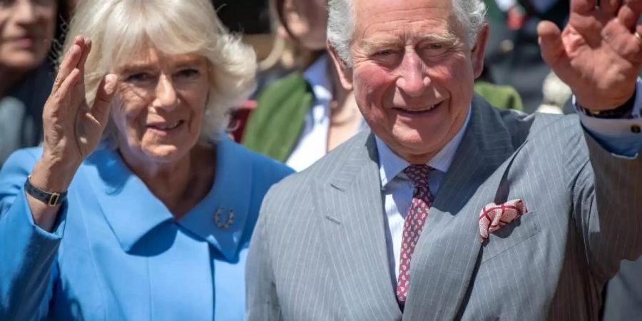 Prinz Charlesund Camilla beim Besuch des Bio-Bauernhofs Herrmannsdorfer Landwerkstätten. Foto: Sina Schuldt