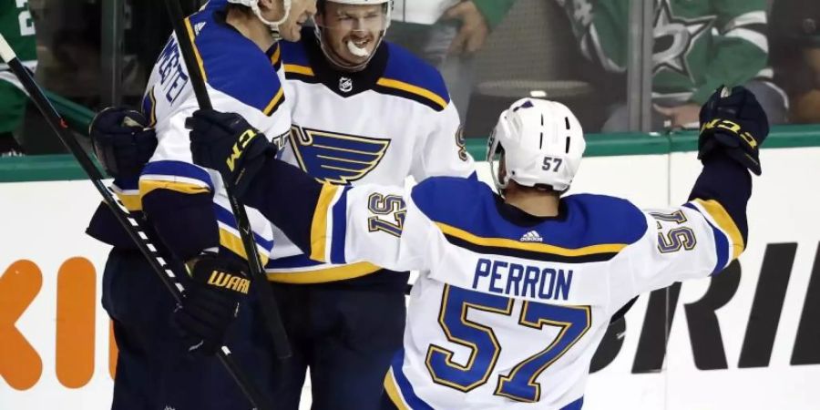 Die Spieler der St. Louis Blues jubeln über einen Treffer im Spiel bei den Dallas Stars. Foto: Tony Gutierrez/AP