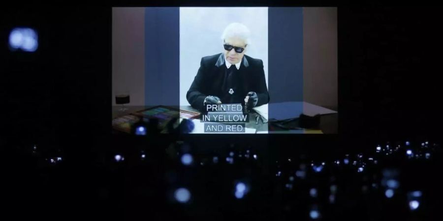 Fendi erinnert an Karl Lagerfeld. Foto: Antonio Calanni/AP