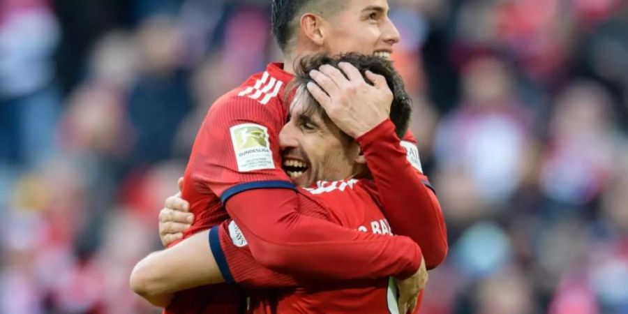 Bayerns Torschütze Javi Martinez (r) jubelt mit Teamkollege James Rodriguez über seinen Treffer zum 1:0. Foto: Matthias Balk