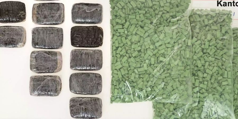 Thurgauer Zöllner haben in Diessenhofen einen Drogenschmuggel vereitelt: In der Rücksitzlehne eines überprüften Fahrzeuges befanden sich 3,2 Kilogramm Ecstasy und 2,4 Kilogramm Haschisch.