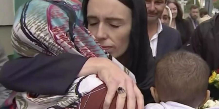 Jacinda Ardern spendet bei Besuch einer Moschee in Wellington Trost. Foto: TVNZ/AP