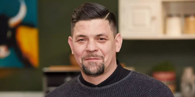 Tim Mälzer steht bei einem Fototermin zur neuen Kochshow «essen & trinken - Für jeden Tag» in der Studio-Küche. Tim Mälzer