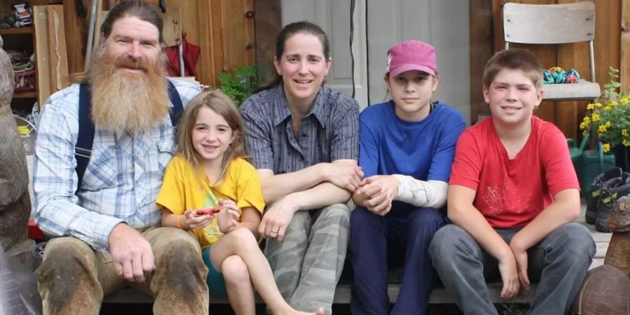 Familie Schönbächler 2017 in ihrem Zuhause im kanadischen Rosswood.
