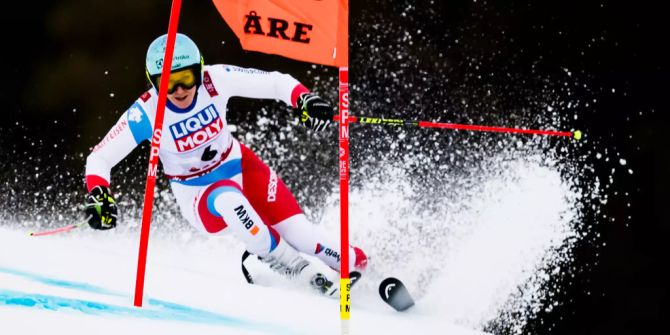 Wendy Holdener fährt im ersten Lauf des Riesenslaloms von  Åre.