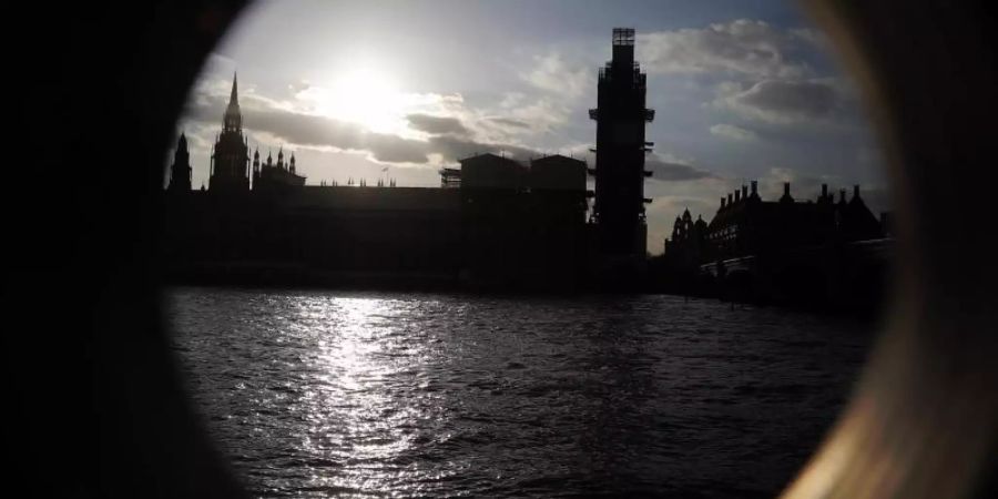 Blick auf das britische Parlamentsgebäude am Ufer der Themse. Foto: Frank Augstein/AP
