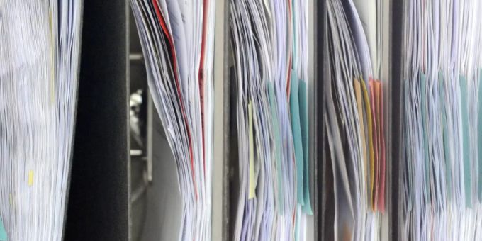 Im Jahr 2024 haben laut einer veröffentlichten Auswertung von Crif insgesamt 37'816 bestehende Firmen ihr Domizil innerhalb der Schweiz verlegt. (Akten in einem Büro, Symbolbild) Akten Büro