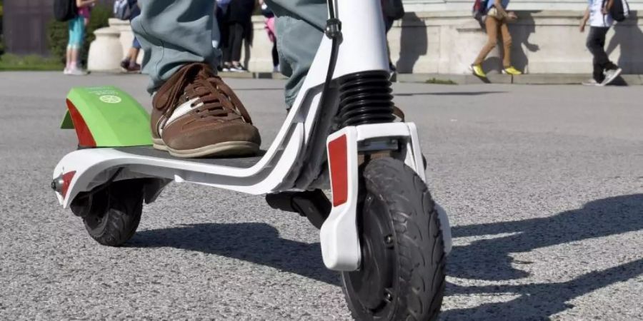 Kleine Tretroller mit Elekromotor sollen künftig legal im deutschen Strassenverkehr unterwegs sein können. Foto: Herbert Neubauer/APA