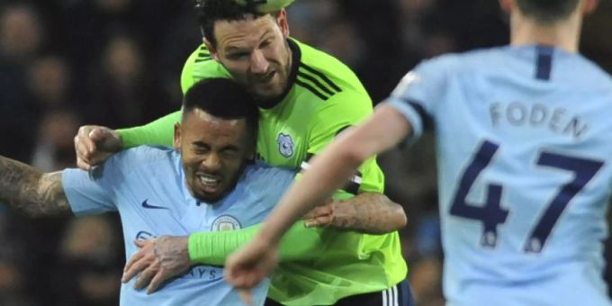 Luftkampf zwischen Manchester Citys Gabriel Jesus (unten und Cardiffs Sean Morrison Manchester City Cardiff Premier