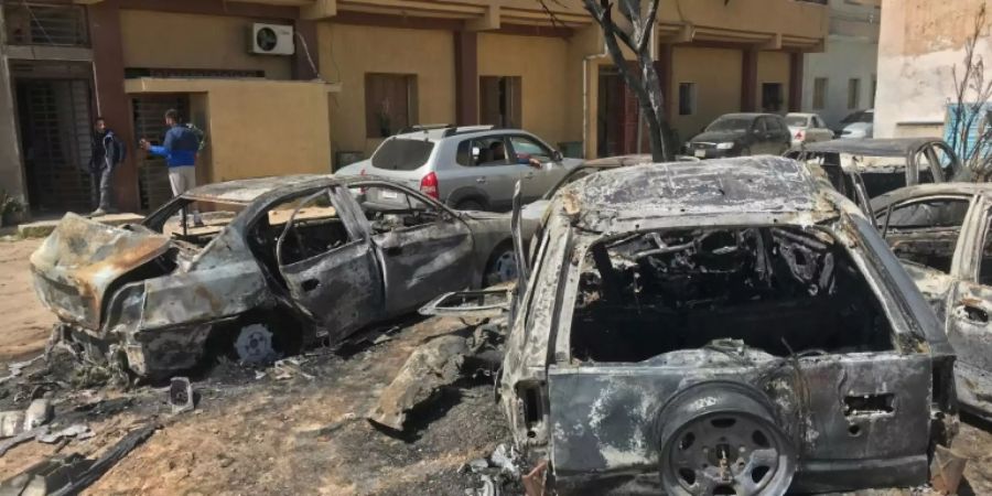 Ausgebrannte Autos nach Raketenangriff in Tripolis