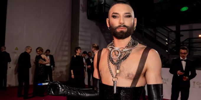 Conchita Wurst gibt vor der Verleihung der Goldenen Kamera im stillgelegten Berliner Flughafen Tempelhof auf dem Roten Teppich Autogramme. ESC