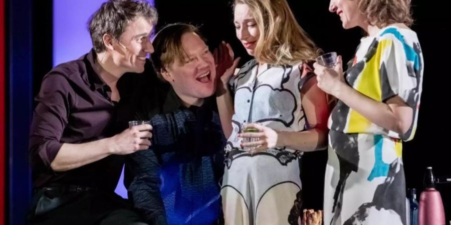 Alexander Khuon (l-r) als Frank Wheeler, Christoph Franken als Shep Campbell, Kathleen Morgeneyer als Milly Campbell und Maren Eggert als April Wheeler in „Zeiten des Aufruhrs" am Deutschen Theater. Foto: Christoph Soeder