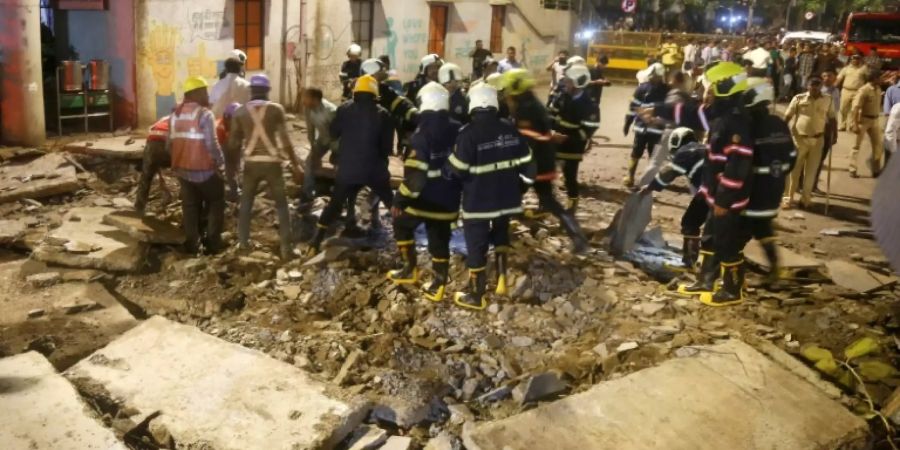 Einsatzkräfte an der Unglücksstelle in Mumbai