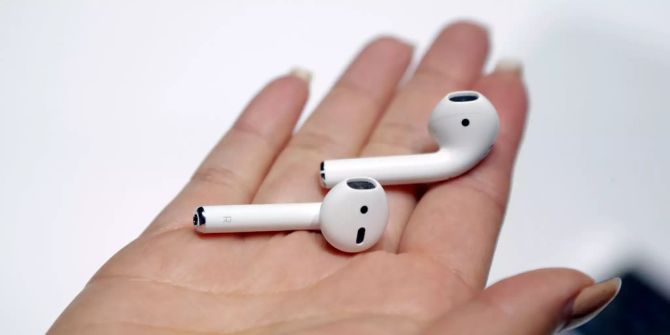 AirPods Hand