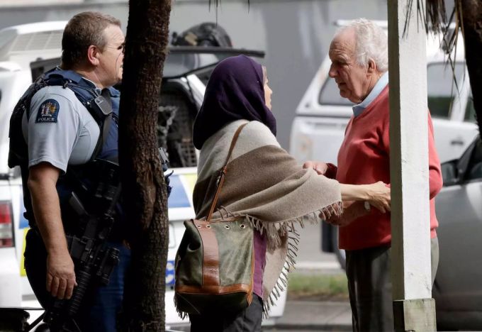 Die Polizei in Christchurch hat Leute aus den Moscheen heraus eskortiert. Polizei in Christchurch.
