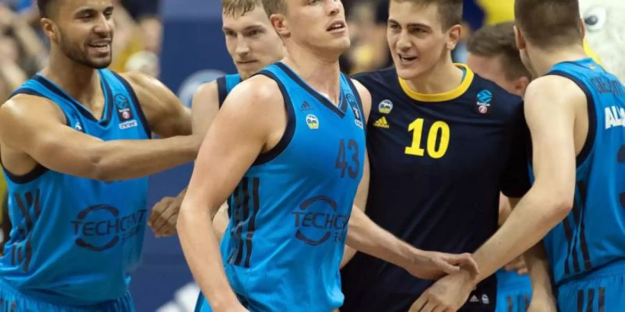 Die Spieler von ALBA Berlin feiern den Sieg über Unicaja Malaga. Foto: Soeren Stache