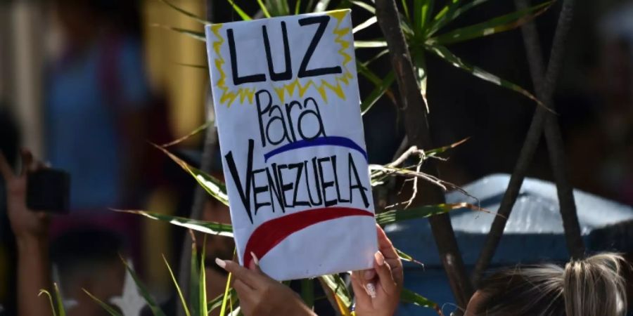 «Licht für Venezuela» steht auf dem Schild einer Demonstrantin