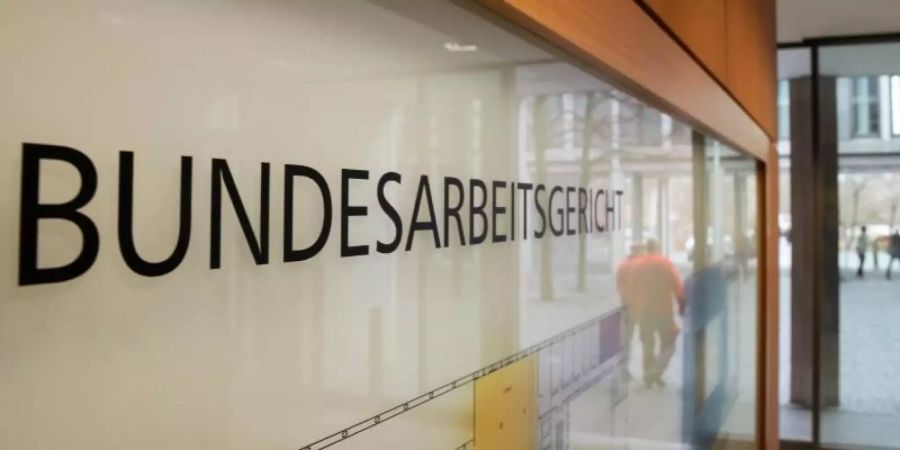 Arbeitgeber dürfen die Witwenversorgung nicht ohne Weiteres an die Ehedauer knüpfen. Das entschied das Bundesarbeitsgericht in Erfurt. Foto: arifoto UG/dpa