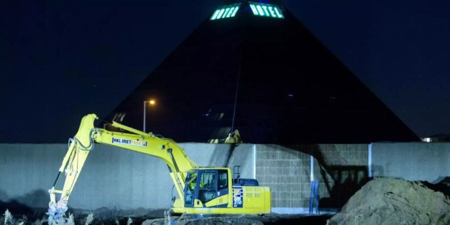 Ein Bagger steht kurz nach der kontrollierten Sprengung des Blindgängers am Fundort. Die 250 Kilogramm schwere Bombe war bei Bauarbeiten gefunden worden. Foto: Matthias Balk