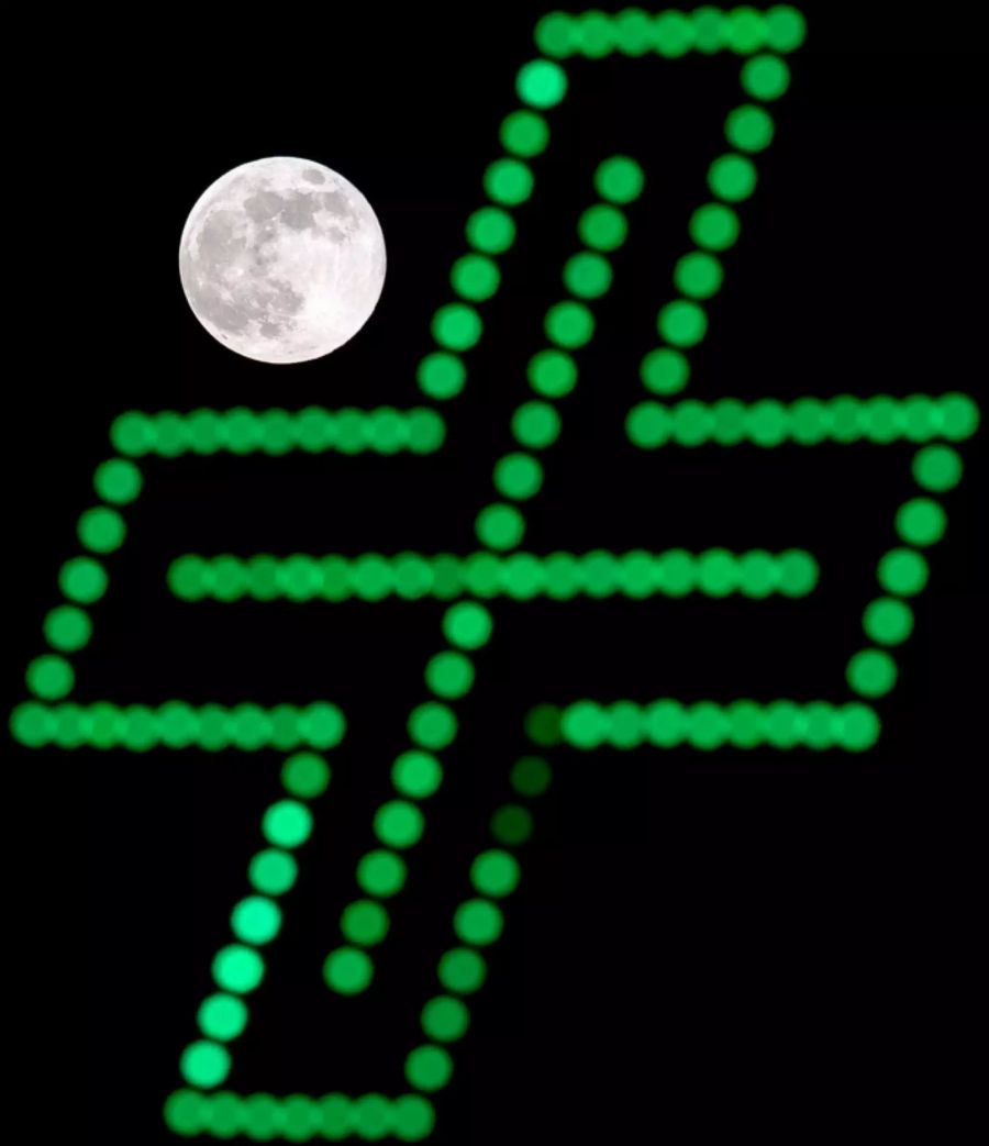 Der Supermond über einem Apotheken-Zeichen in Moldawien.