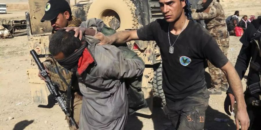US-Präsident Donald Trump fordert EU-Staaten auf, in Syrien gefangene IS-Kämpfer zurückzunehmen und vor Gericht zu stellen. Foto: Khalid Mohammed/AP