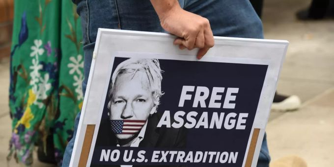 Eine Person hält ein Schild, dass zur Freilassung Julian Assanges aufruft. Julian Assange London Festnahme Wikileaks