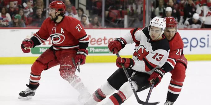 Nico Hischier (vorne) dürfte an der WM für die Schweiz über das Eis kurven. Nico Hischier