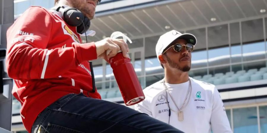 In Shanghai im Fokus: Sebastian Vettel (l) und Lewis Hamilton. Foto: Pavel Golovkin/AP