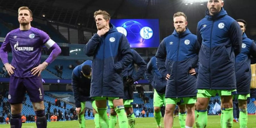 Nach der deftigen 0:7-Niederlage bei Manchester City stehen die Spieler vom FC Schalke 04 vor den enttäuschten Fans auf dem Spielfeld. Foto: Ina Fassbender