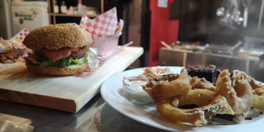 Veganer Burger und Onion Rings