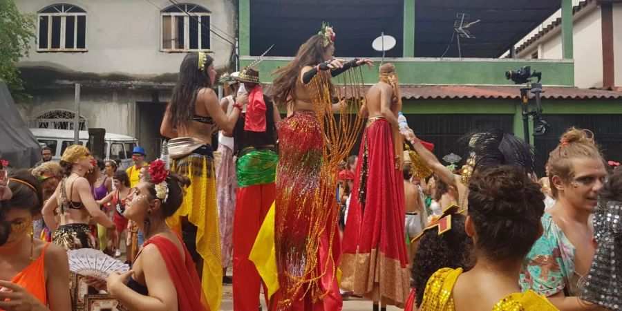 Die rund tausend Personen, welche den Umzug tanzend begleiteten, waren dementsprechend Leute, die sonst eher in Rios Bohemien-Vierteln anzutreffen sind.