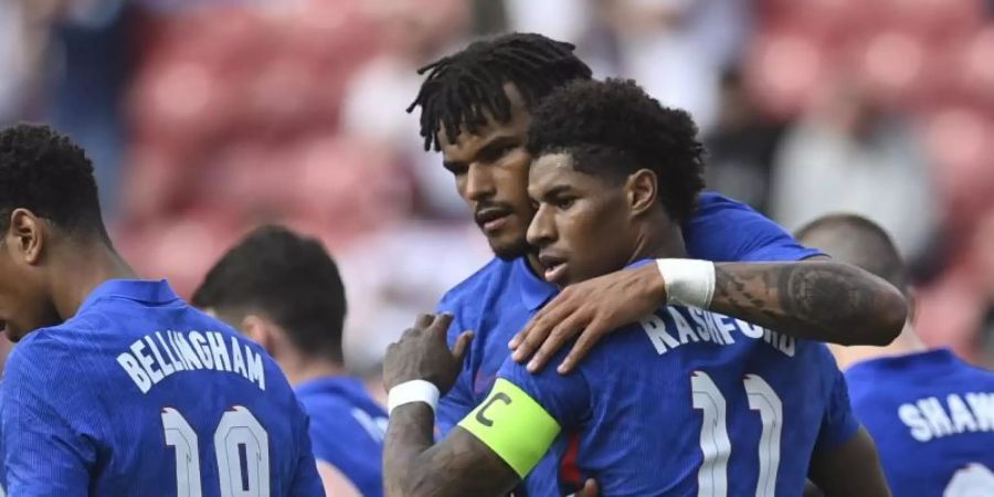 Englands Marcus Rashford (2.v.r) feiert nach seinem Tor zum 1:0 gegen Rumänien. Foto: Paul Ellis/Pool AFP/AP/dpa
