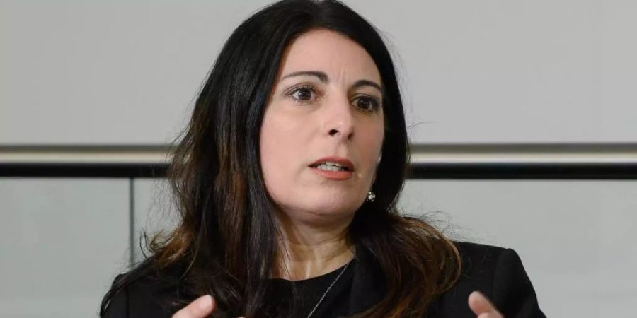 Daniela Cavallo, Vorsitzende des Gesamt- und Konzernbetriebsrats der Volkswagen AG, im Gespräch mit einem dpa-Journalisten. Foto: Swen Pförtner/dpa