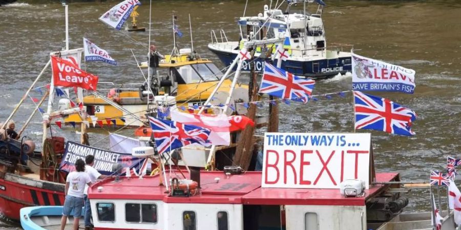 Vor fünf Jahren auf der Themse: Fischerboote werben für den Brexit. Foto: Facundo Arrizabalaga/EPA/dpa