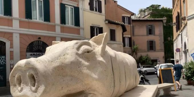 Die Skulptur eines Spanferkels mitten im Ausgehviertel Trastevere erntet von Tierschützern viel Kritik. Foto: Johannes Neudecker/dpa Die Skulptur eines Spanferkels mitten im Ausgehviertel Trastevere erntet von Tierschützern viel Kritik. Foto: Johannes Neudecker/dpa