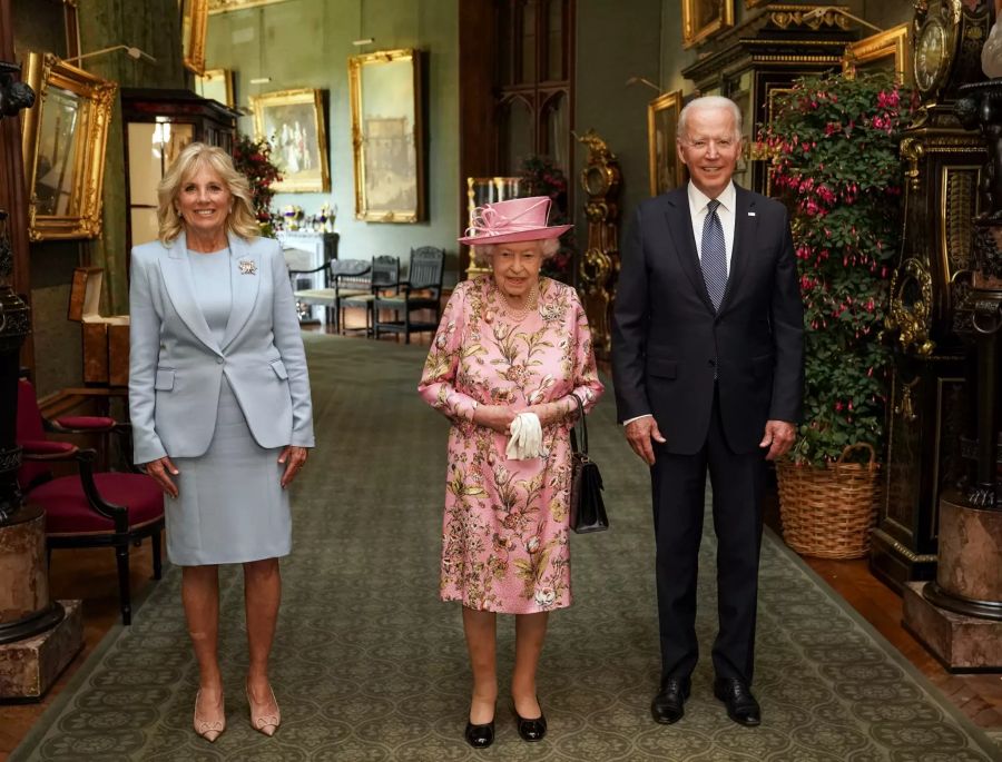 Die britische Queen Elizabeth II. (M) steht zwischen Joe Biden, Präsident der USA, und First Lady Jill Biden auf Schloss Windsor.