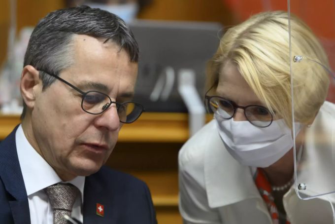 Bundesrat Ignazio Cassis und Staatssekretärin Livia Leu im Nationalrat. Leu war für das EU-Dossier zuständig und steht immer noch in Kontakt mit der EU-Kommission. Cassis Leu Nationalrat EU