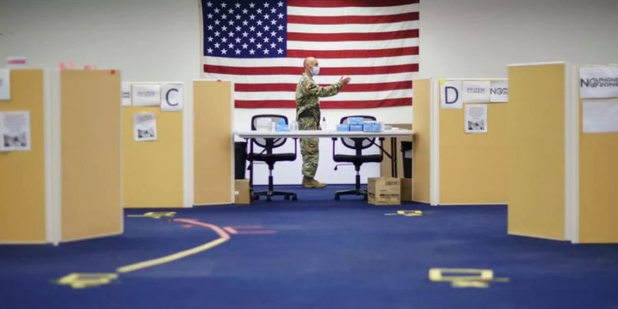 Sergeant First Class Joseph Griego von der Army National Guard arbeitet in der Corona-Impfstelle am ehemaligen Hauptsitz der Citizens Bank. Foto: David Goldman/AP/dpa