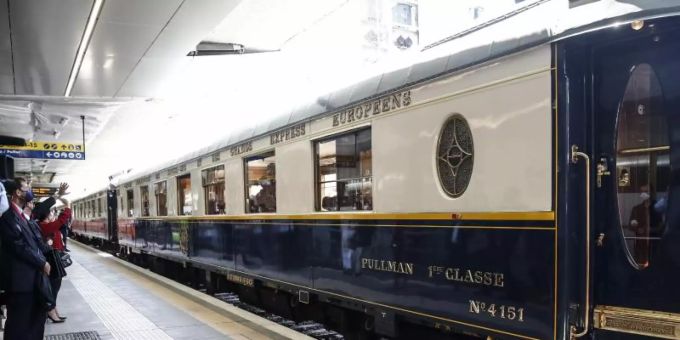 Ein Luxuszug "La Dolce Vita" steht am Bahnhof Roma Ostiense. Die Bahn in Italien plant neue Luxuszüge, die Touristen ab 2023 in edlen Waggons bei mehrtägigen Reisen durch das Land gondeln sollen. Foto: Cecilia Fabiano/LaPresse via ZUMA Press/dpa Ein Luxuszug "La Dolce Vita" steht am Bahnhof Roma Ostiense. Die Bahn in Italien plant neue Luxuszüge, die Touristen ab 2023 in edlen Waggons bei mehrtägigen Reisen durch das Land gondeln sollen. Foto: Cecilia Fabiano/LaPresse via ZUMA Press/dpa