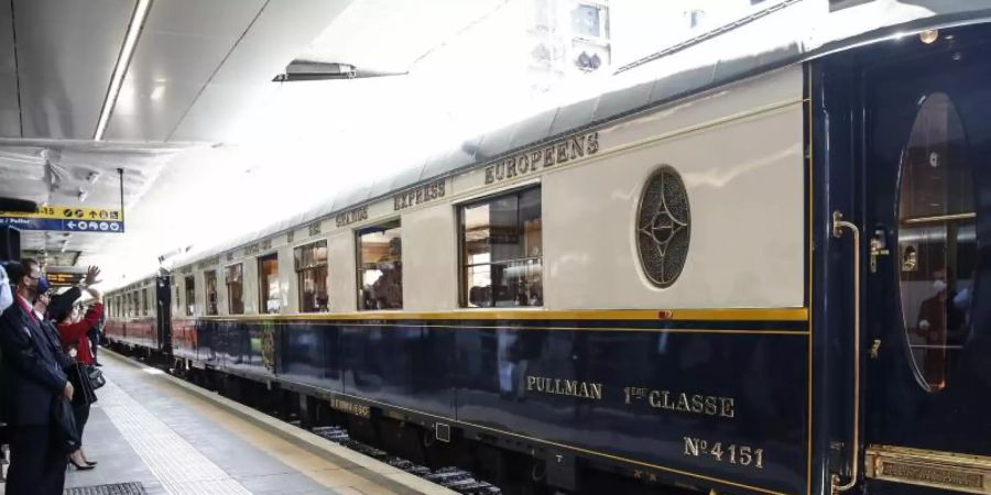 Ein Luxuszug "La Dolce Vita" steht am Bahnhof Roma Ostiense. Die Bahn in Italien plant neue Luxuszüge, die Touristen ab 2023 in edlen Waggons bei mehrtägigen Reisen durch das Land gondeln sollen. Foto: Cecilia Fabiano/LaPresse via ZUMA Press/dpa