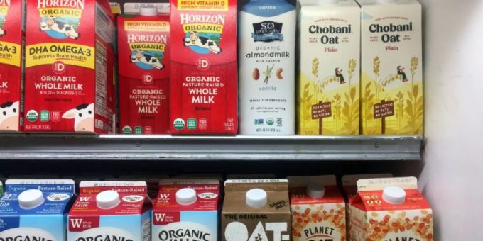 Milchalternativen in einem Supermarktregal Milchalternativen in einem Supermarktregal