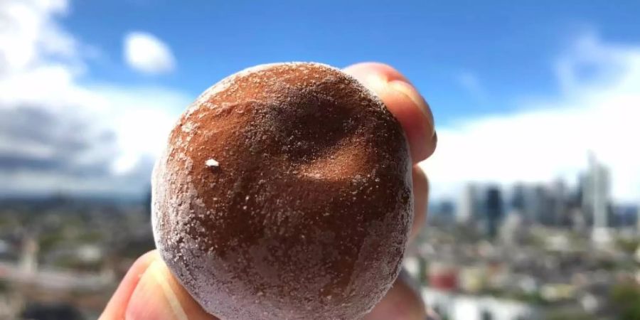 Mochi-Eis «Little Moons»: Die Reismehlteigkugel verbindet japanische mit italienischer Dessertküche. Foto: Gregor Tholl/dpa-Zentralbild/dpa