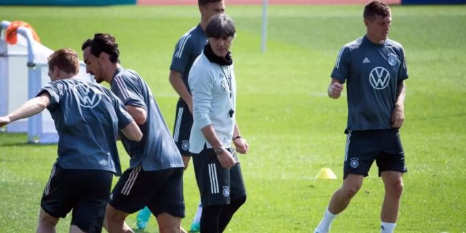 Für das DFB-Team um Bundestrainer Joachim Löw (M.) geht es um den letzten Feinschliff vor der EM. Foto: Federico Gambarini/dpa Für das DFB-Team um Bundestrainer Joachim Löw (M.) geht es um den letzten Feinschliff vor der EM. Foto: Federico Gambarini/dpa