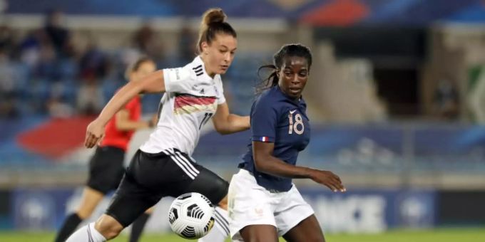Felicitas Rauch (l) musste sich mit den DFB-Frauen Frankreich knapp geschlagen geben. Foto: Jean-Francois Badias/AP/dpa Felicitas Rauch (l) musste sich mit den DFB-Frauen Frankreich knapp geschlagen geben. Foto: Jean-Francois Badias/AP/dpa