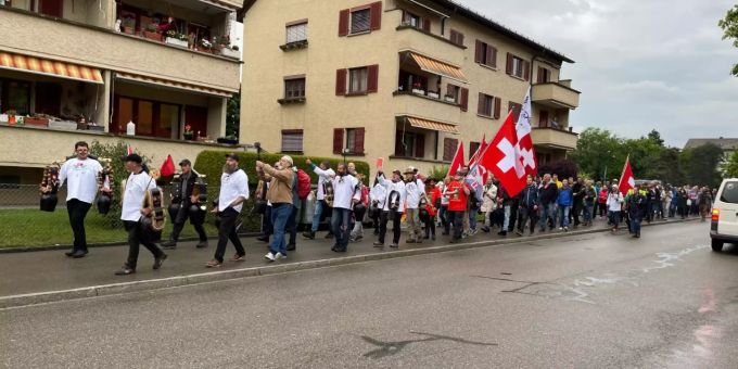 In der Stadt Uster ZH kommt es am Montagabend zu einem Umzug der Trychler. uster