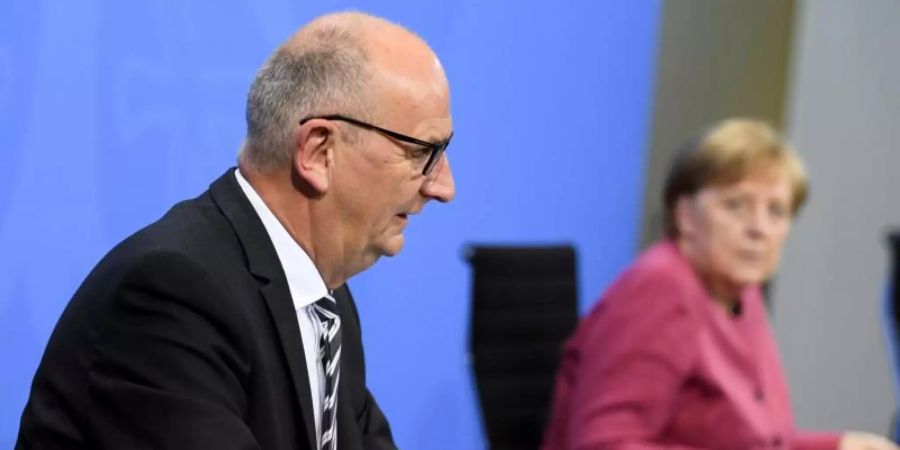 Brandenburgs Ministerpräsident Dietmar Woidke und Bundeskanzlerin Angela Merkel bei der gemeinsamen Pressekonferenz im Kanzleramt. Foto: Annegret Hilse/Reuters/Pool/dpa