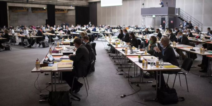Kantonsräte mit Schutzmasken bei der Session des St. Galler Kantonsrates, am Montag, 15. Februar 2021, in St. Gallen. Sankt Gallen